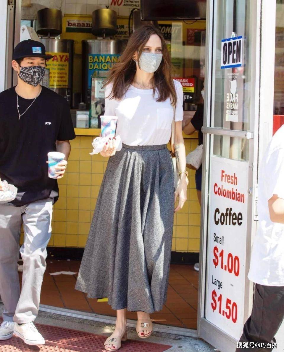 安吉丽娜太会穿了！夏季私服不露腿也很美，大气自在50岁不显老
