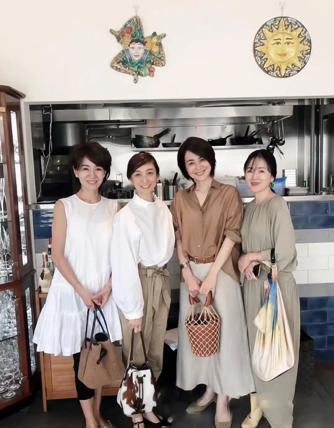 50+想摆脱老气?看日本主妇:丝巾当头饰颈饰、少戴帽,靠妆发穿搭赢麻了