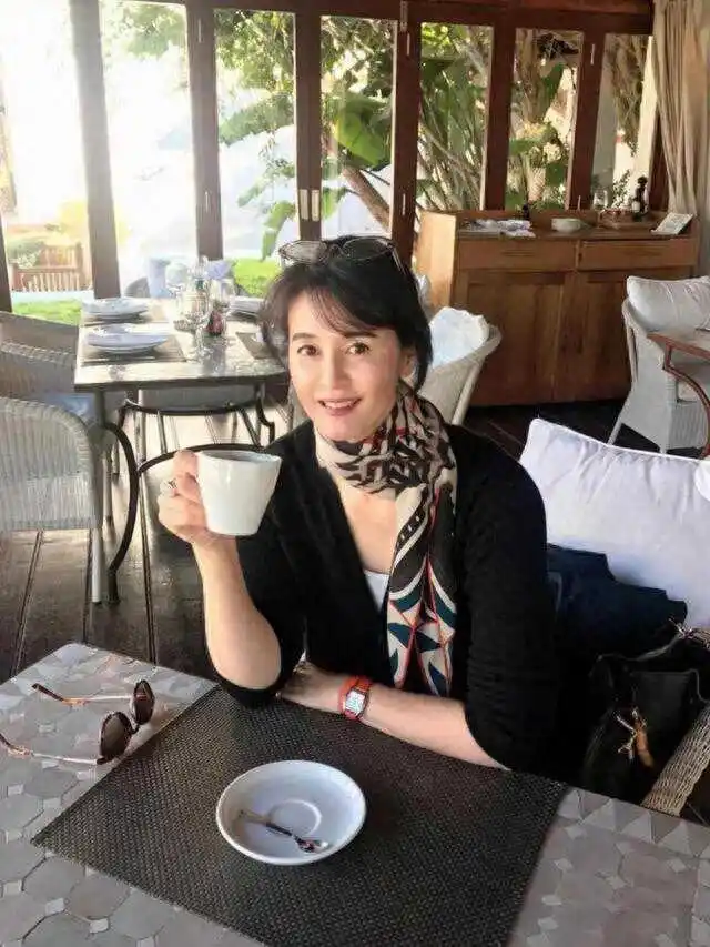 50+想摆脱老气?看日本主妇:丝巾当头饰颈饰、少戴帽,靠妆发穿搭赢麻了