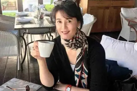 50+想摆脱老气？看日本主妇：丝巾当头饰颈饰、少戴帽，靠妆发穿搭赢麻了