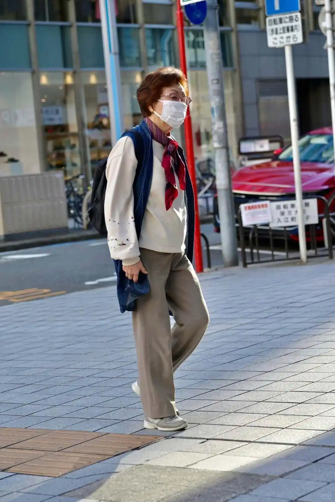 50+想摆脱老气?看日本主妇:丝巾当头饰颈饰、少戴帽,靠妆发穿搭赢麻了