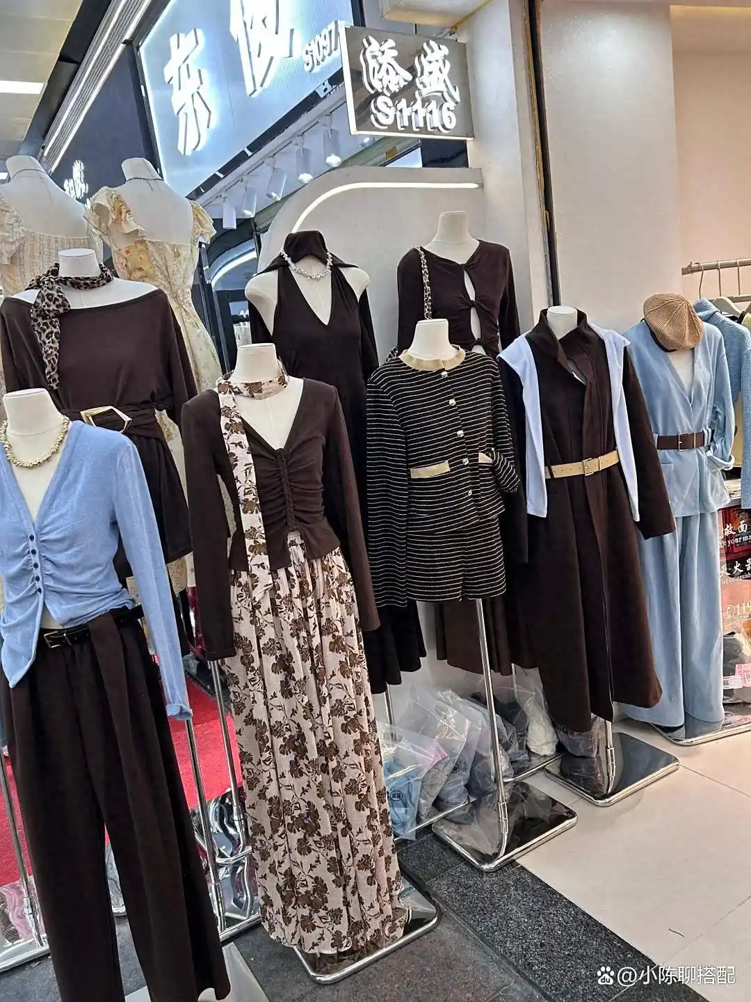 去服装厂发现，格雷系不兴了，秋后流行“可露丽风”，高级优雅
