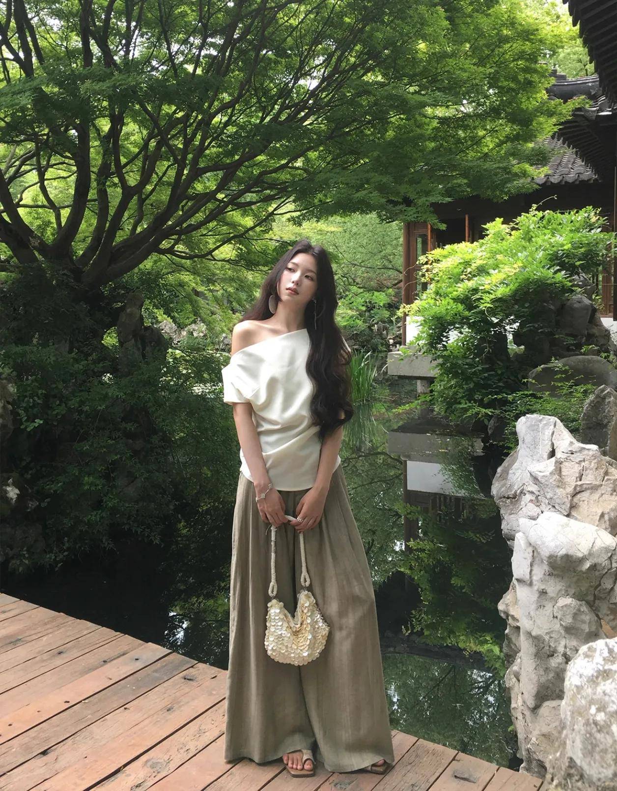 30+女生试试这3种颜色的“阔腿裤”，高级松弛，不费力的美