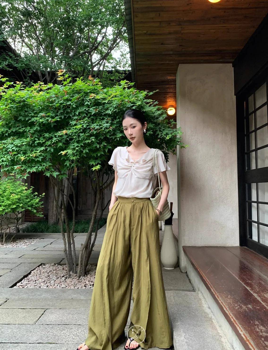 30+女生试试这3种颜色的“阔腿裤”，高级松弛，不费力的美
