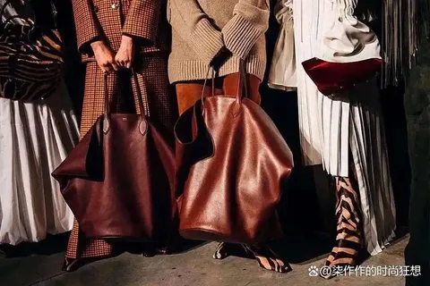 秋天，是时候背“大包”了，也太时髦了