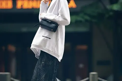 步入成熟，身着卫衣似乎成了“装嫩”的代名词，4招搭配思路有效化解，值得一学