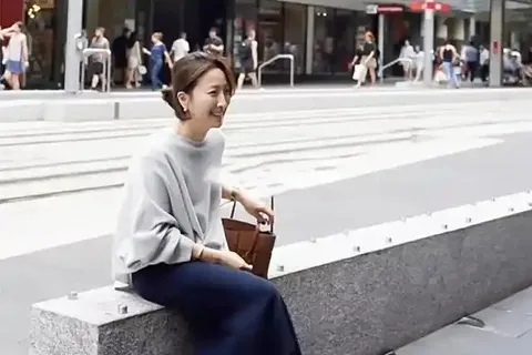 这正是50岁女性日常的着装之道，既保持温暖又不失年轻态，普通人可照搬