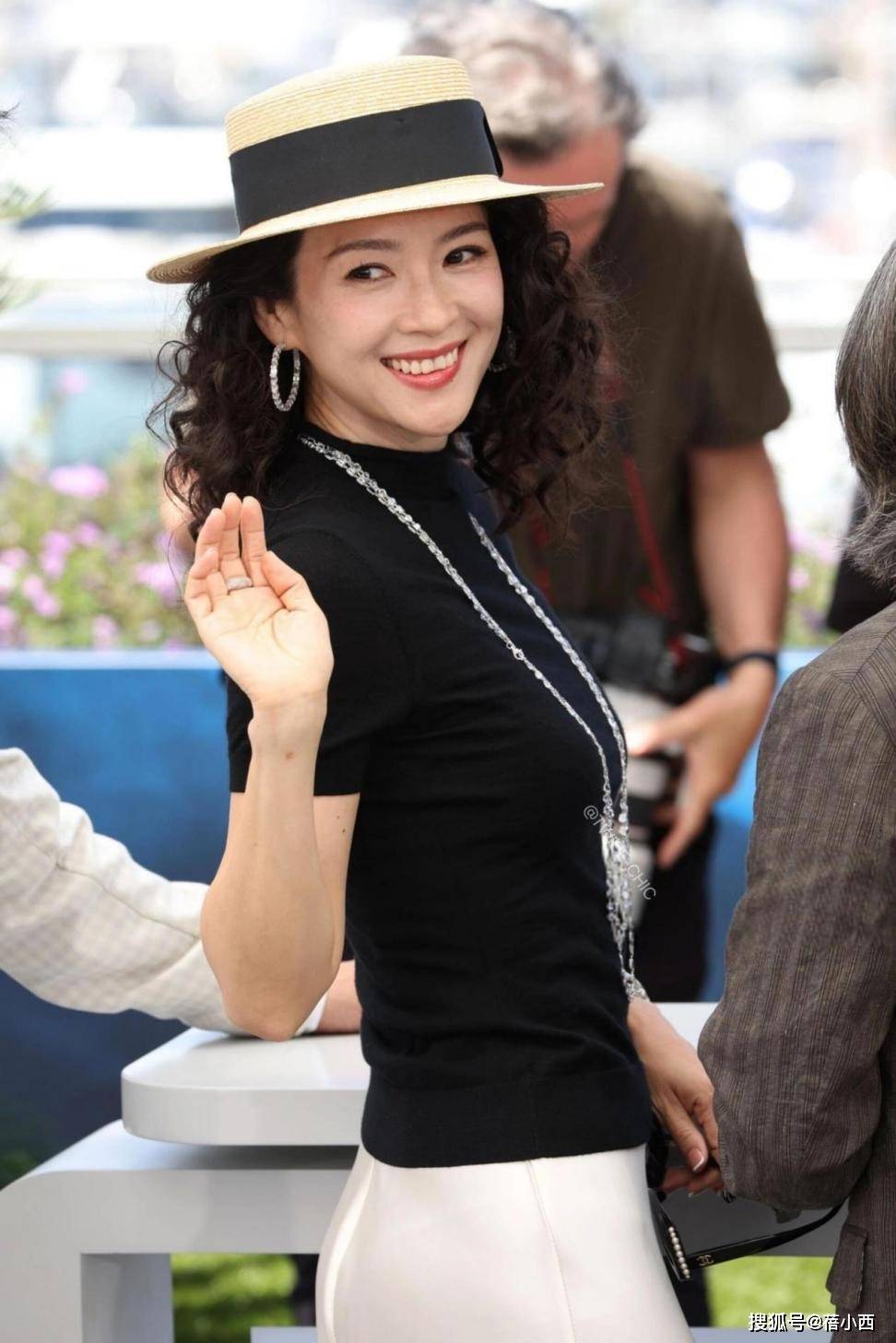 章子怡新烫了卷发年轻18岁，穿西装+半裙去度假，美得像换了个人