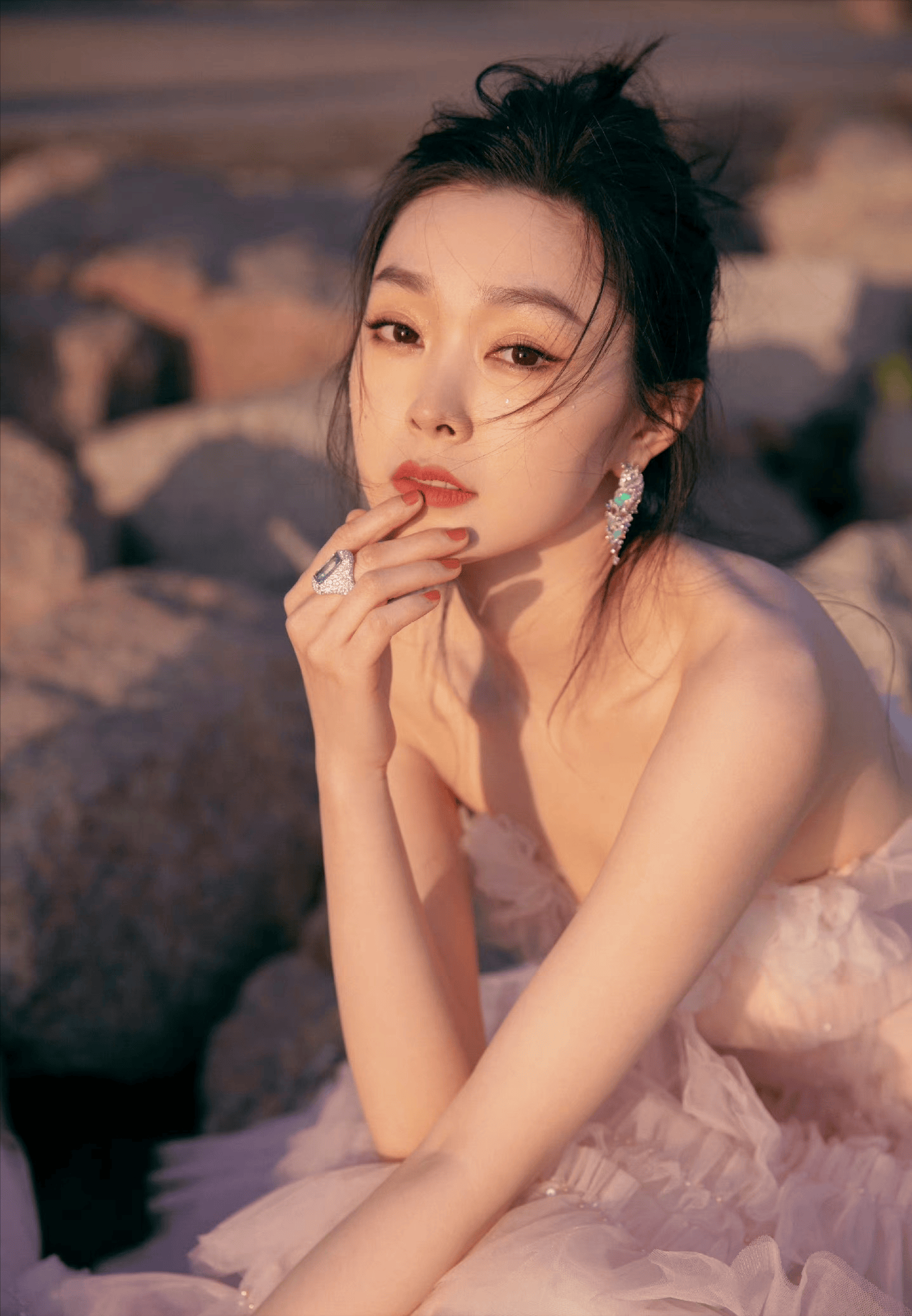 36岁宋轶美出新高度！一袭粉纱裙温柔又高级，美得像梦中女神