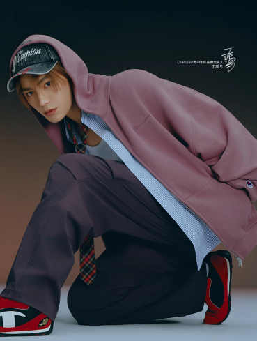丁禹兮衣品简直炸裂，穿出的每一件衣服都帅气迷人，简直是行走的衣架子❤