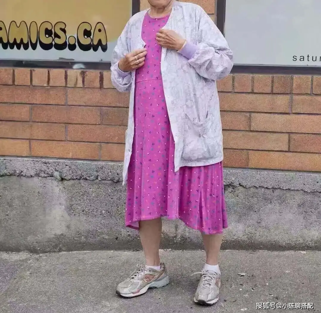 秋天穿裙子，下面千万别配丝袜、运动鞋，太老土了！这3种才高级