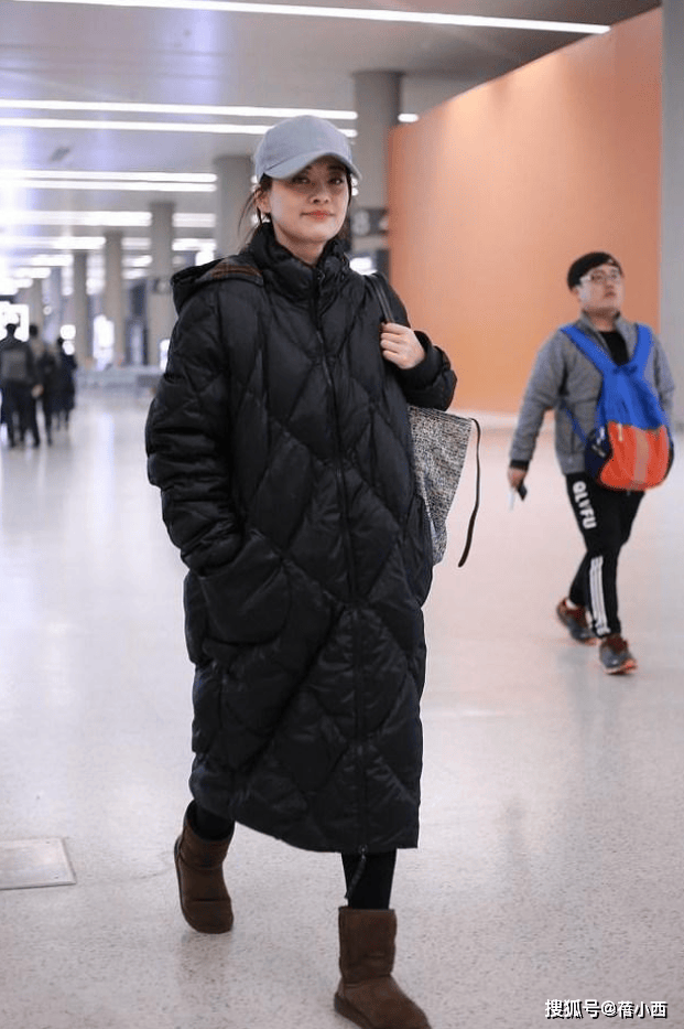 看了梅婷的穿搭，我悟了：羽绒服不配半身裙、高跟鞋，才更显贵