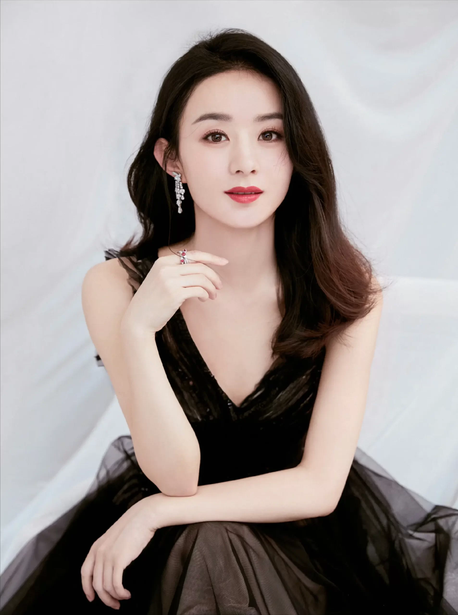 谁懂！赵丽颖这身黑礼服气场全开，美得不动声色却很惊艳