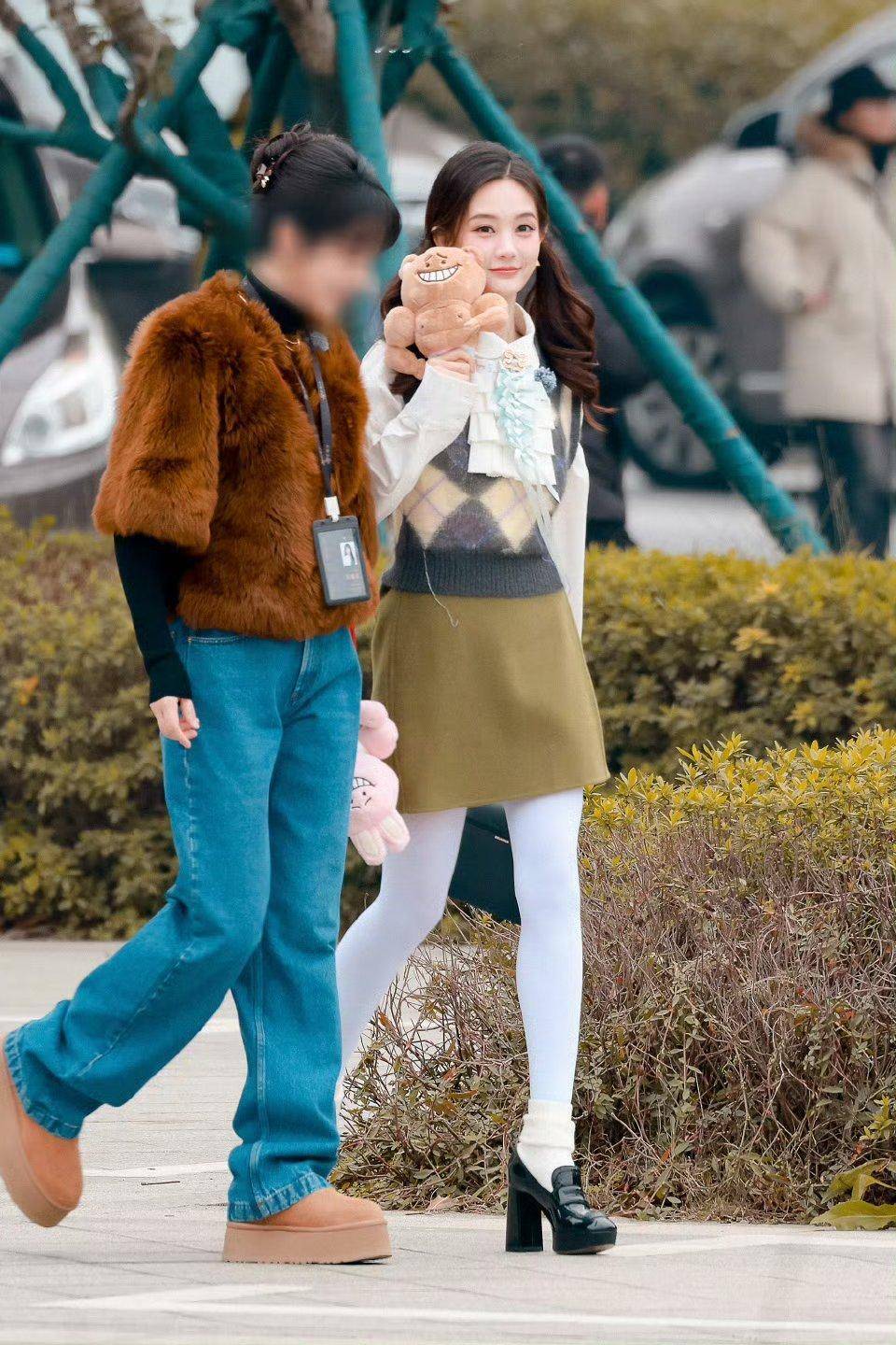 谁能抵挡住李一桐穿白色丝袜的美啊!腿又细又长!