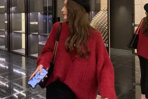 充满艺术感的毛衣百看不厌，怎么搭都好看
