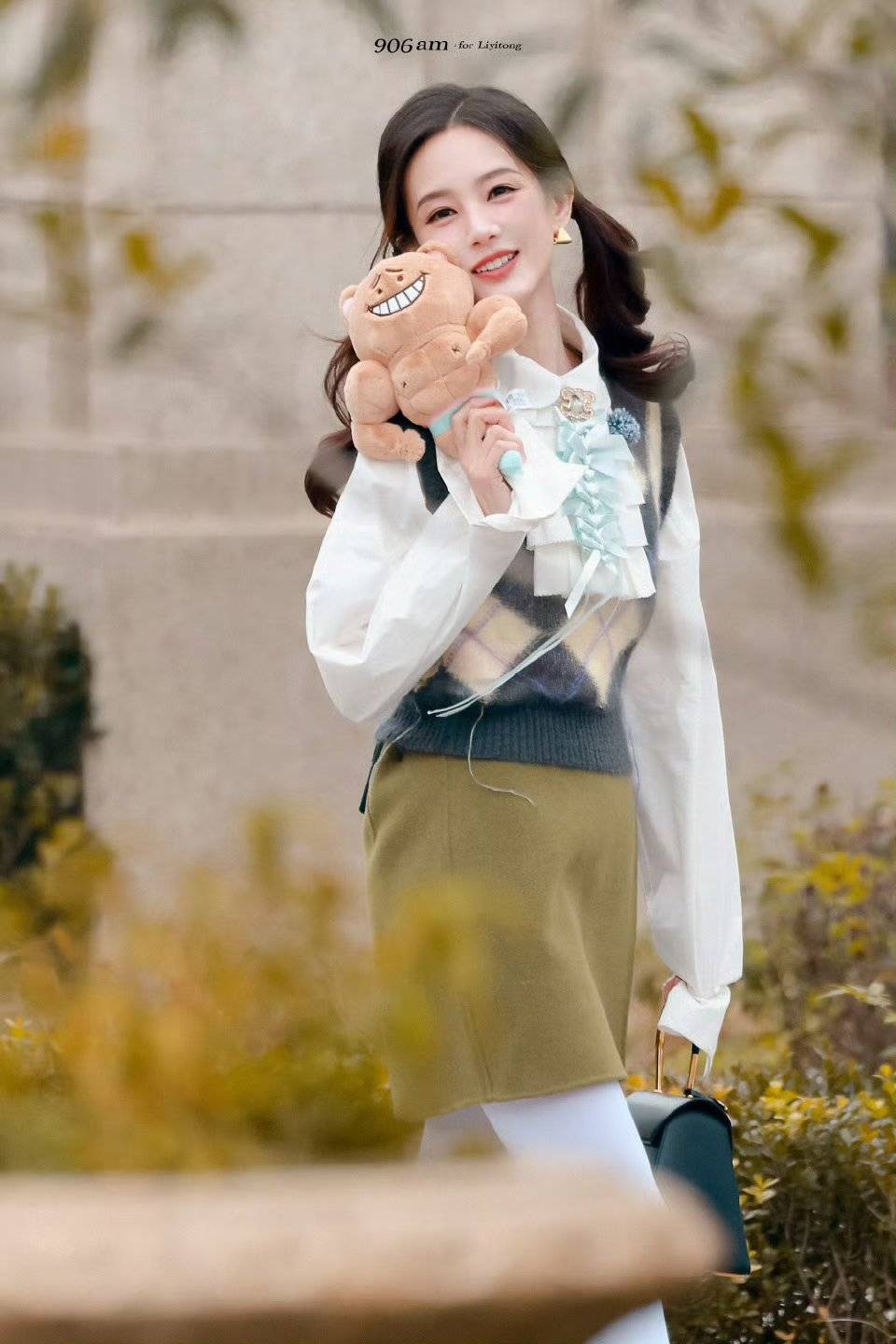 谁能抵挡住李一桐穿白色丝袜的美啊!腿又细又长!