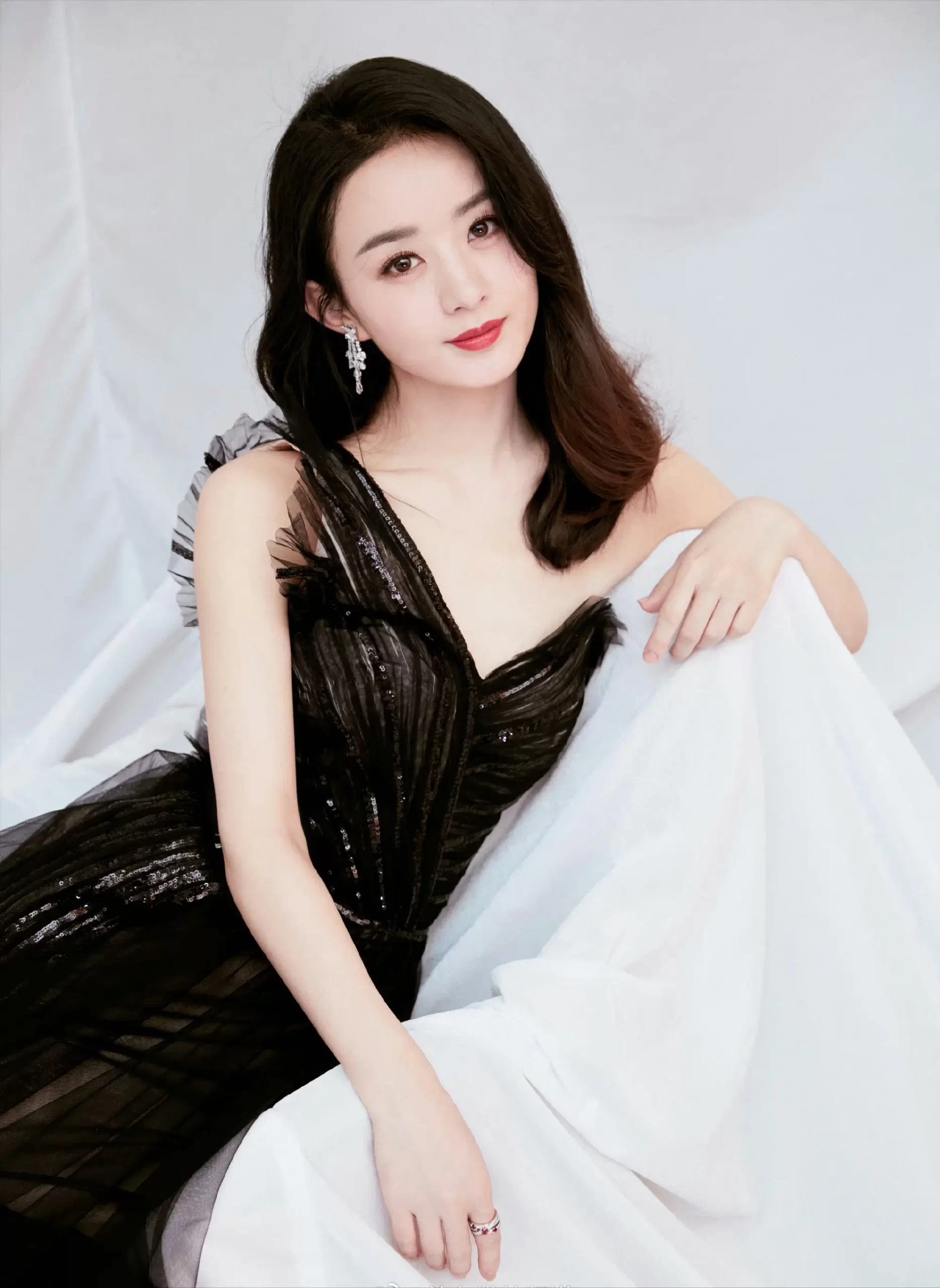 谁懂!赵丽颖这身黑礼服气场全开,美得不动声色却很惊艳