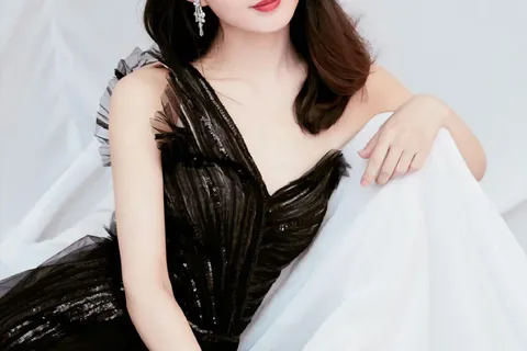 谁懂！赵丽颖这身黑礼服气场全开，美得不动声色却很惊艳