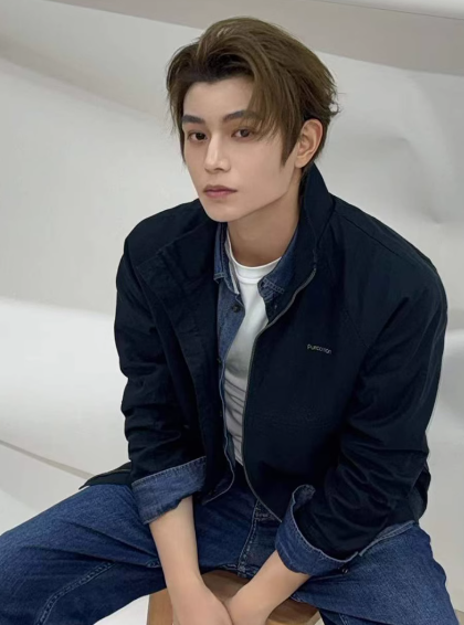 丁禹兮衣品简直炸裂，穿出的每一件衣服都帅气迷人，简直是行走的衣架子❤