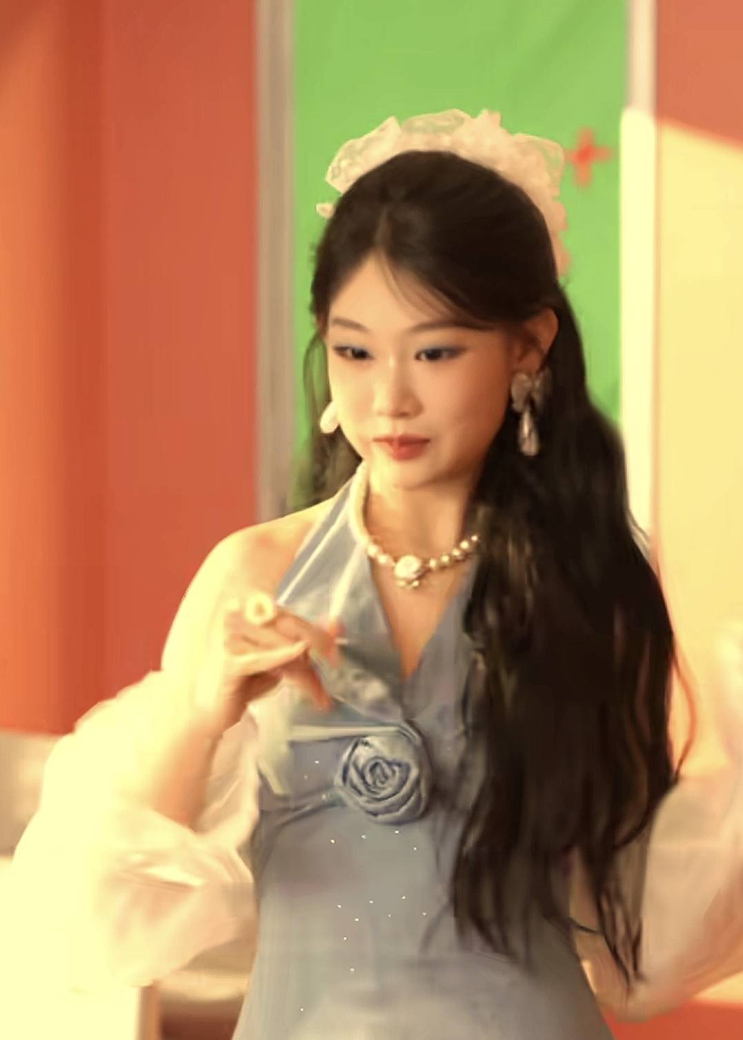 小沈阳女儿晒工作美照，18岁沈佳润酷似财阀千金，网友眼光真绝了