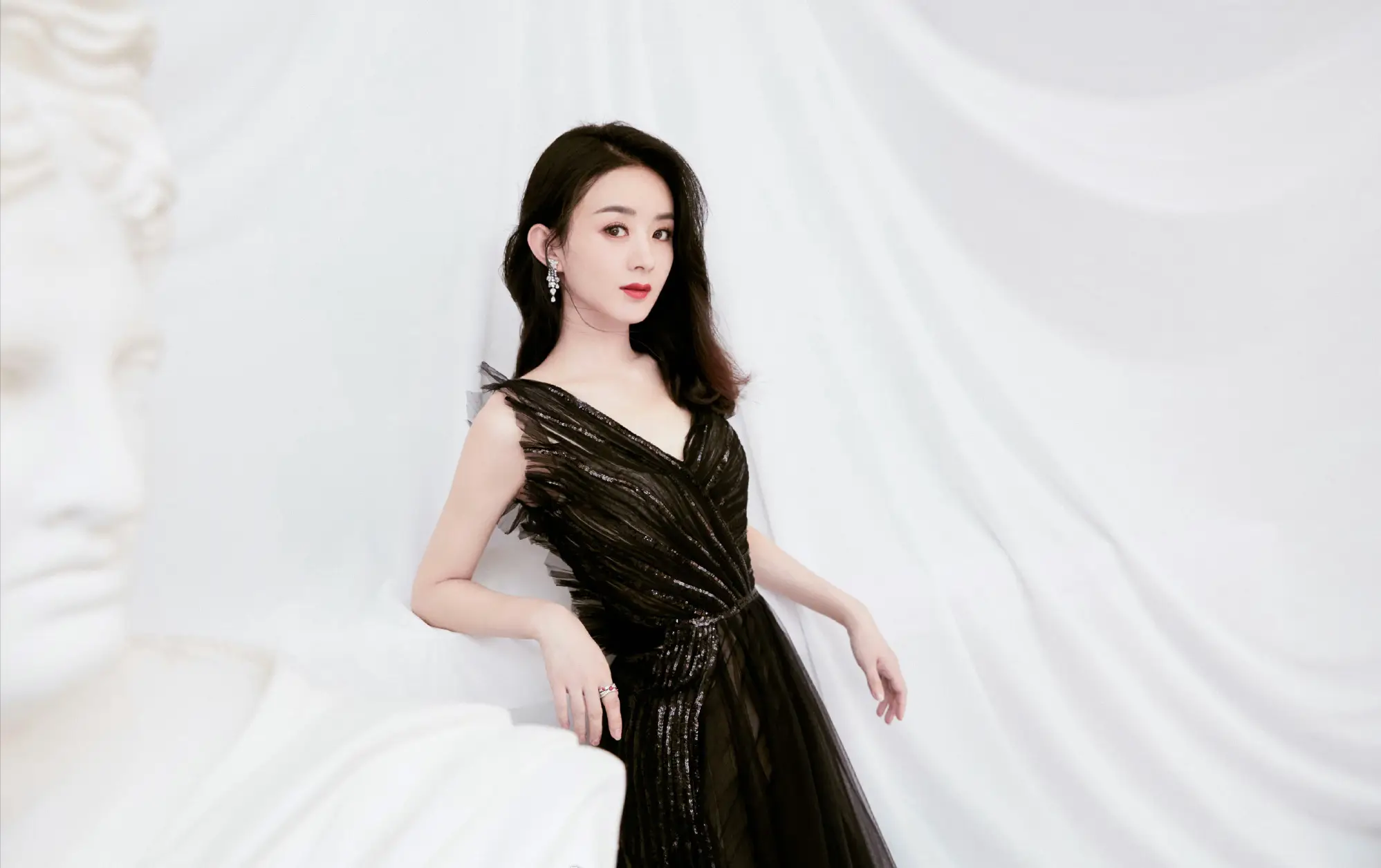 谁懂!赵丽颖这身黑礼服气场全开,美得不动声色却很惊艳