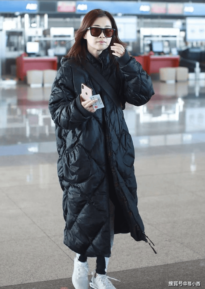看了梅婷的穿搭，我悟了：羽绒服不配半身裙、高跟鞋，才更显贵