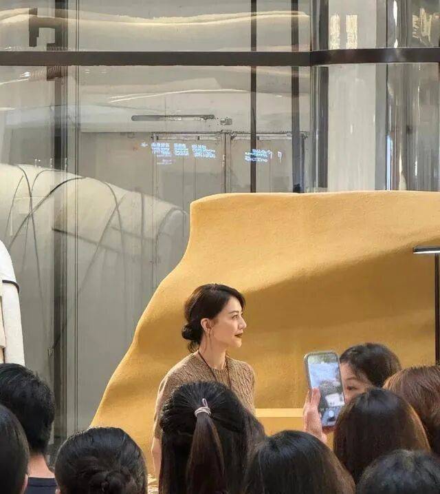 高圆圆在昆明恒隆被偶遇，穿复古针织衫，接地气又贵气，这是真优雅