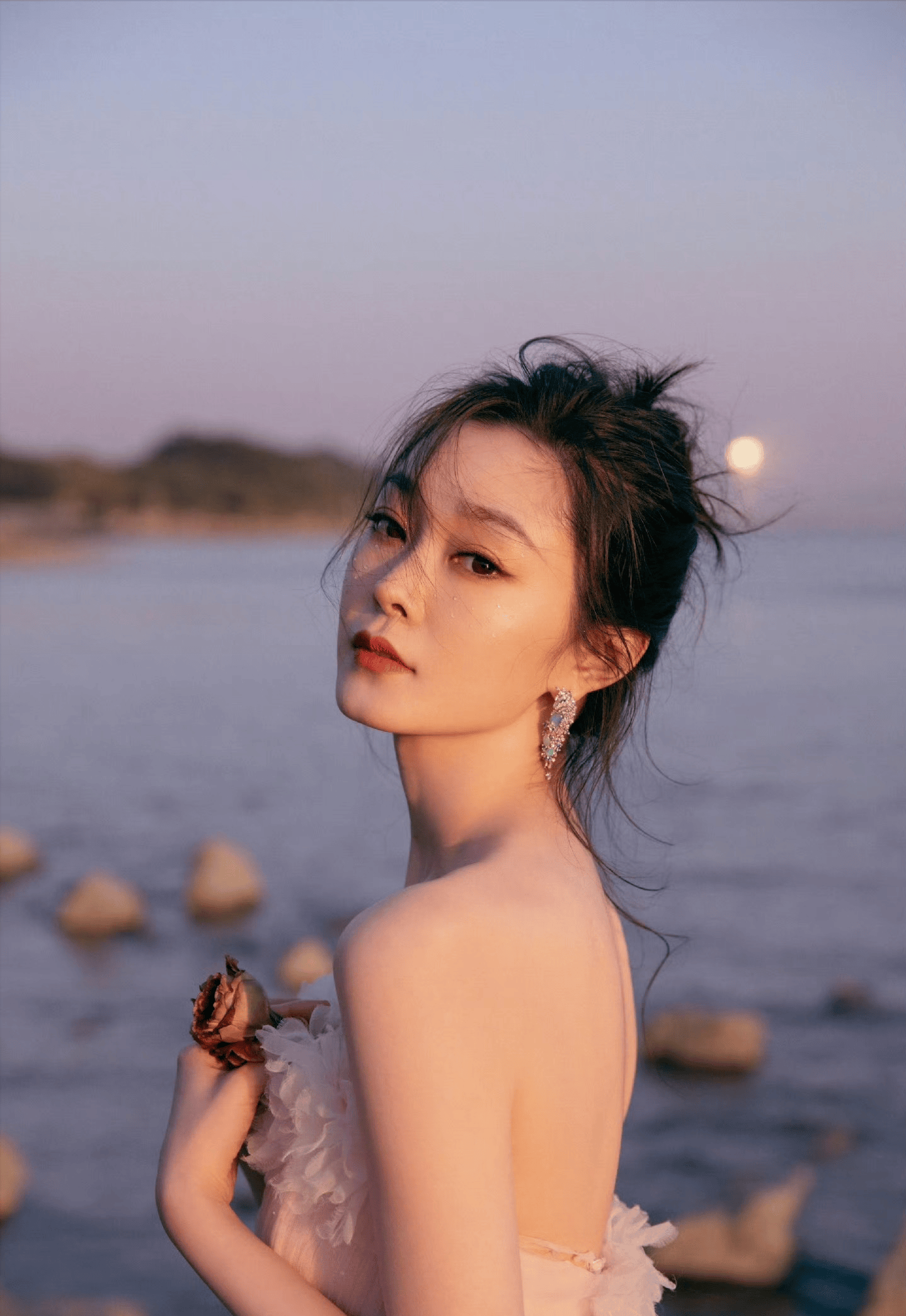 36岁宋轶美出新高度！一袭粉纱裙温柔又高级，美得像梦中女神