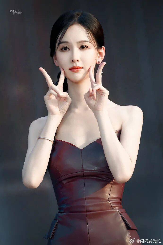 陈都灵皮裙好热但好美！她雪肤玉貌身材曼妙性感撩人