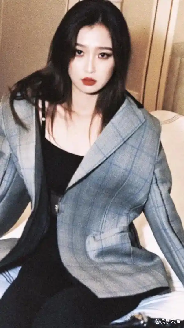 虞书欣黑色透视装写真，甜辣风格碰撞出超强气场