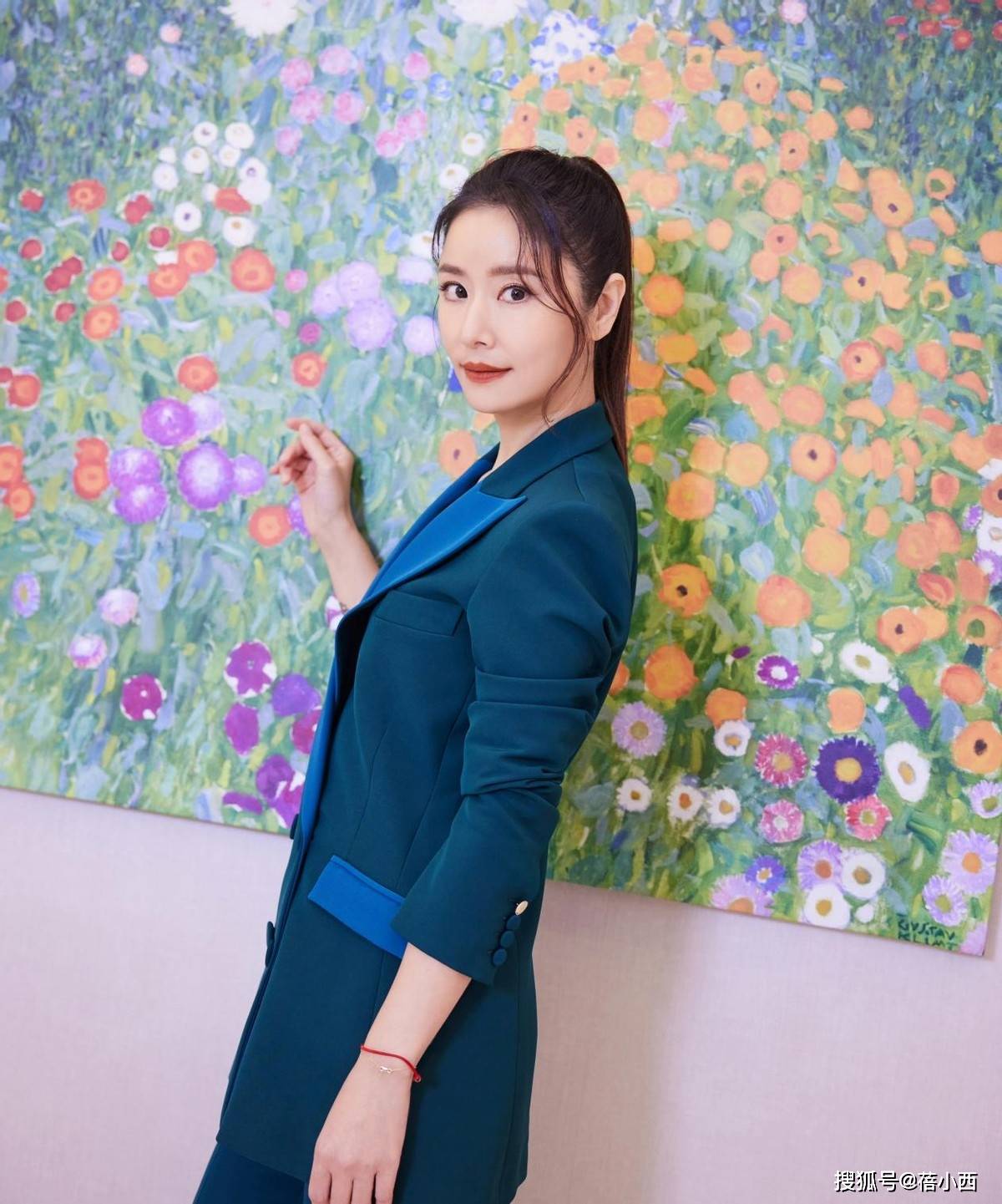 49岁林心如增肥后美得更高级，穿西装+阔腿裤好高级，差点认不出