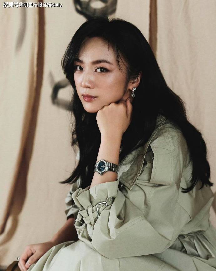 汤唯认真化妆之后更美了！穿风衣搭珠宝，诠释简约不简单的松弛感