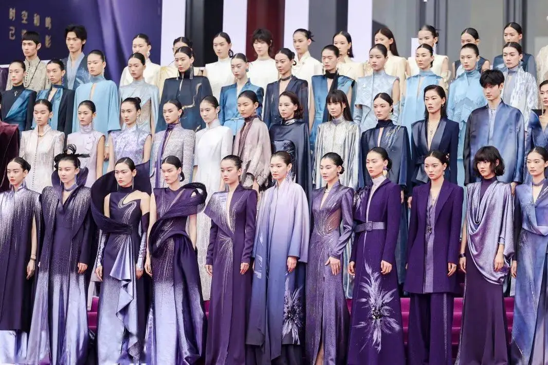 米休缇SS2026「见己」,荣「耀」呈现|2025中国国际时装周(秋季)开幕大秀