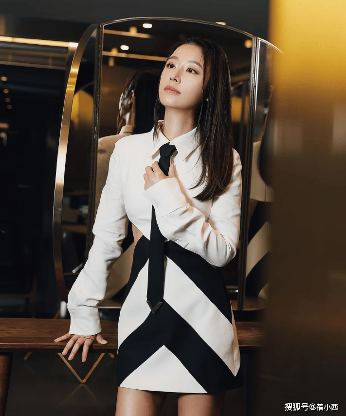 49岁林心如增肥后美得更高级，穿西装+阔腿裤好高级，差点认不出