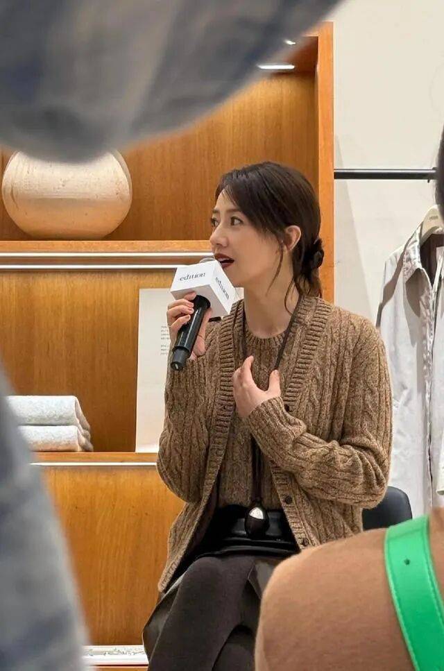 高圆圆在昆明恒隆被偶遇，穿复古针织衫，接地气又贵气，这是真优雅
