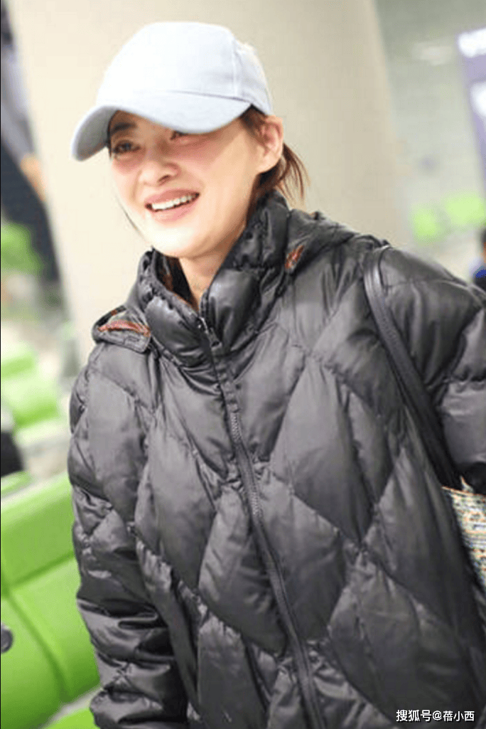 看了梅婷的穿搭，我悟了：羽绒服不配半身裙、高跟鞋，才更显贵