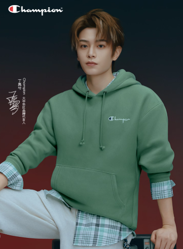 丁禹兮衣品简直炸裂，穿出的每一件衣服都帅气迷人，简直是行走的衣架子❤