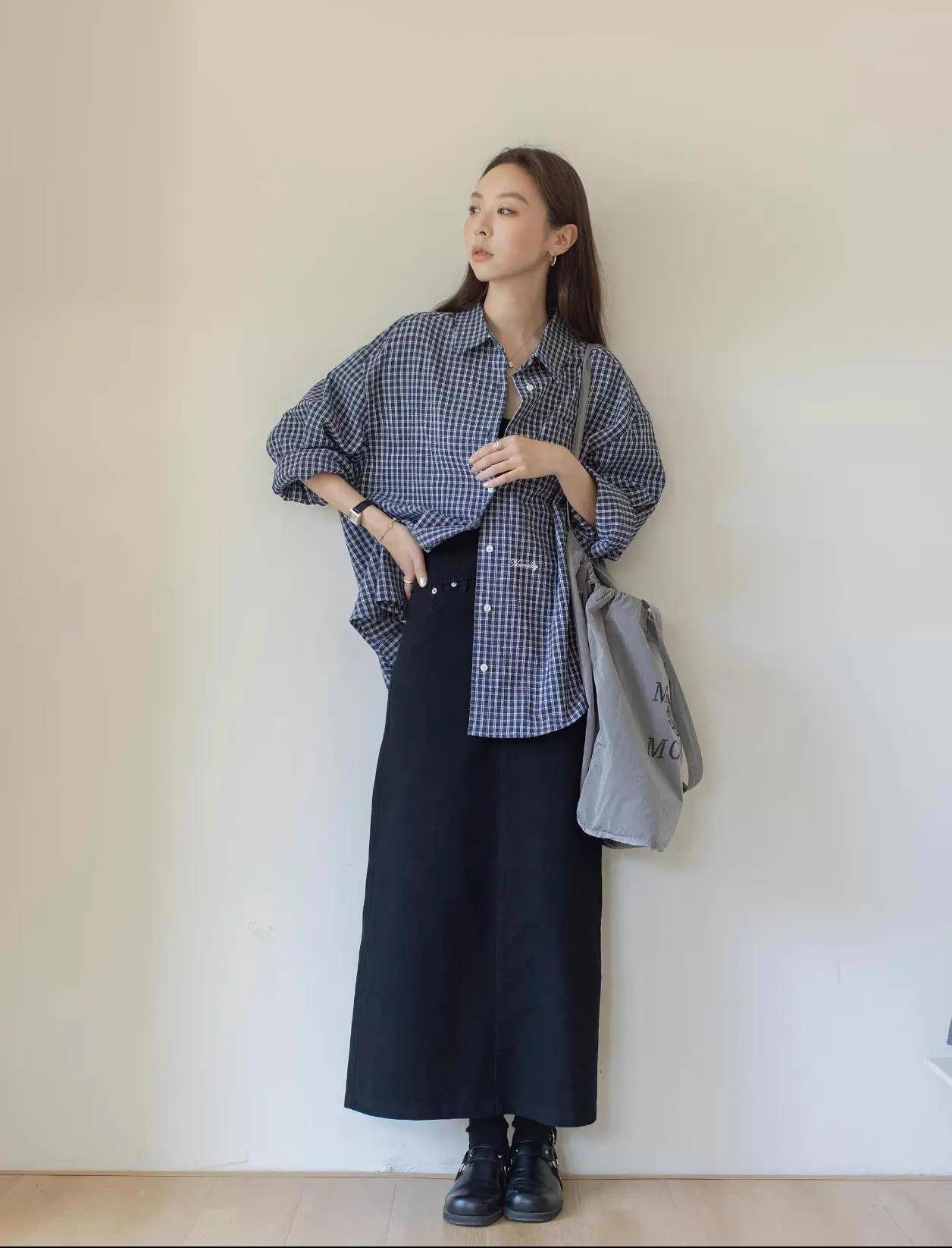 成熟女性都爱穿“衬衫+长裙”，简约高级，很显气质