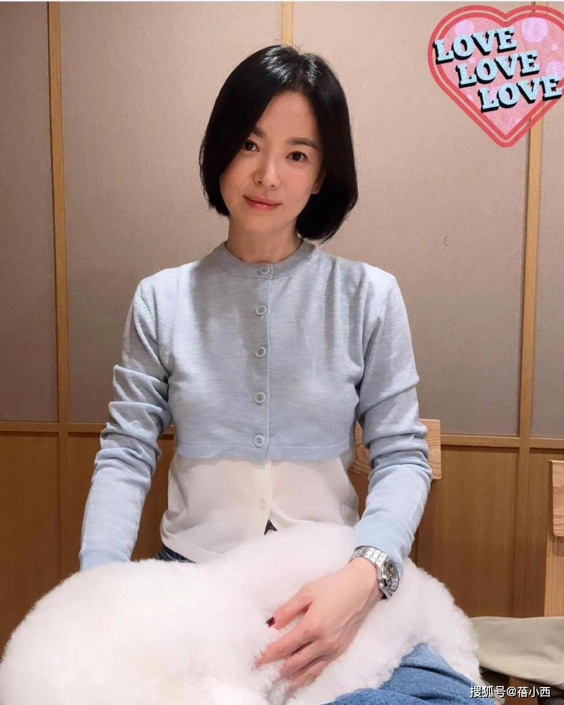 女人过了40岁，少穿牛仔裤+T恤，学“宋慧乔”的穿搭，高级又洋气