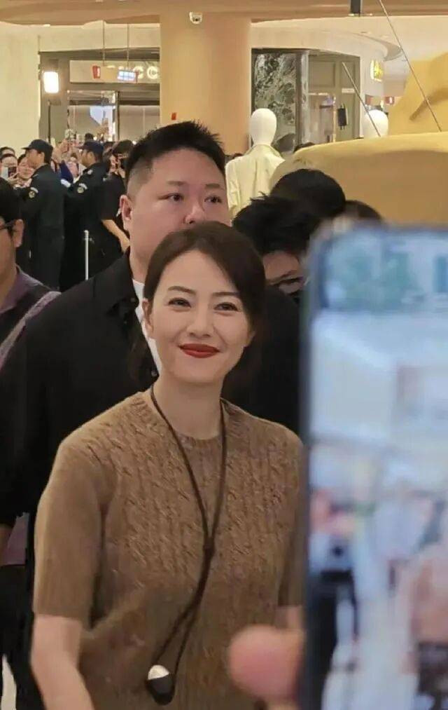 高圆圆在昆明恒隆被偶遇,穿复古针织衫,接地气又贵气,这是真优雅
