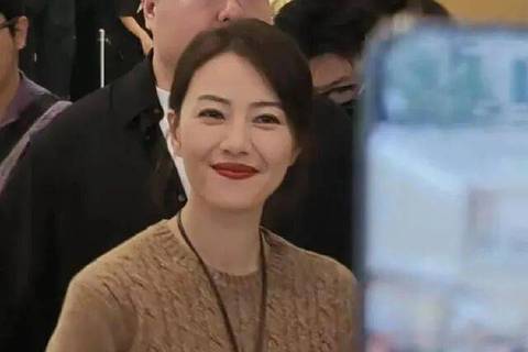 高圆圆在昆明恒隆被偶遇，穿复古针织衫，接地气又贵气，这是真优雅