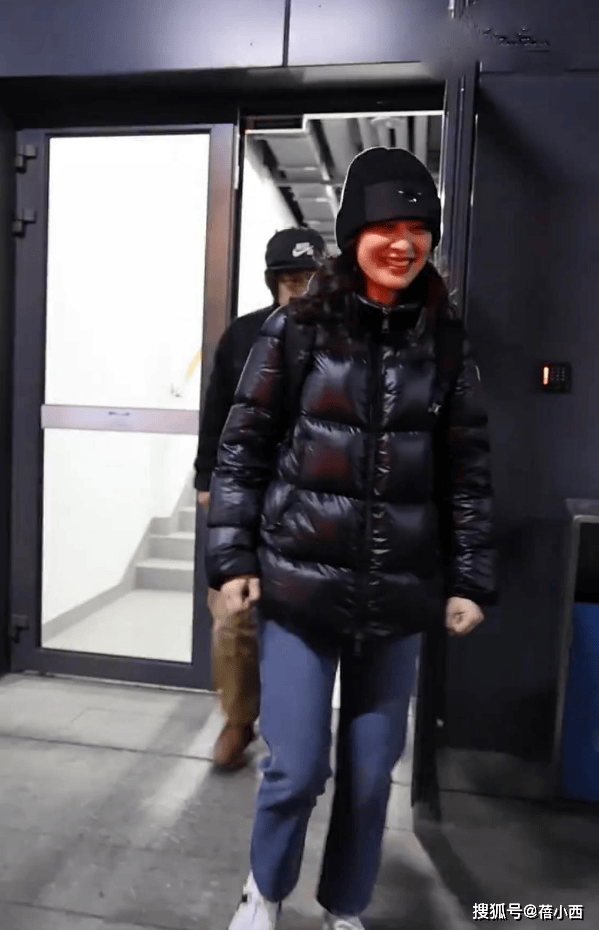看了梅婷的穿搭，我悟了：羽绒服不配半身裙、高跟鞋，才更显贵