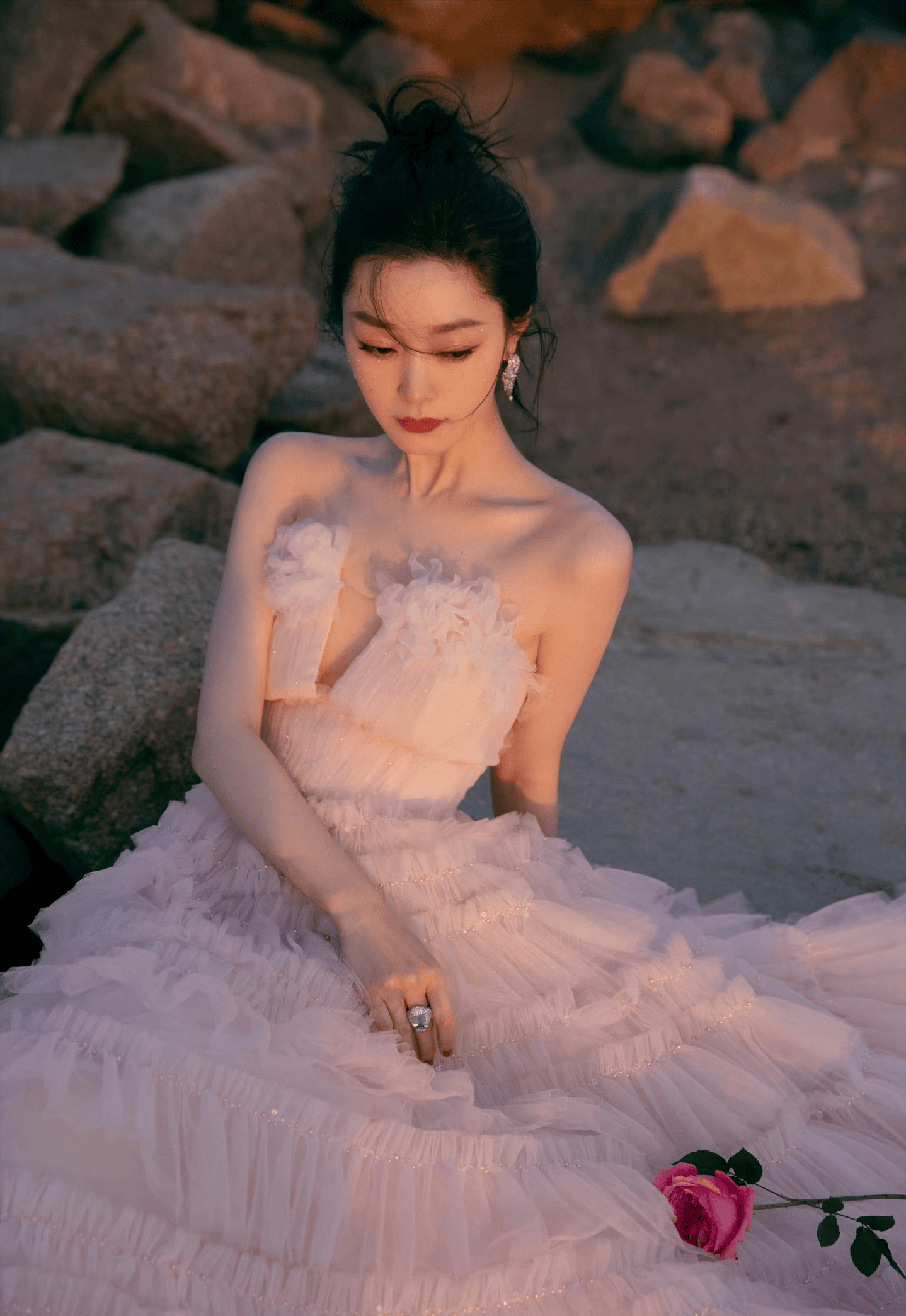 36岁宋轶美出新高度！一袭粉纱裙温柔又高级，美得像梦中女神