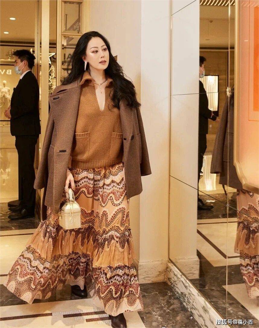 61岁章小蕙带火了一种初秋新穿法:美拉德外套+半身裙,时髦高级