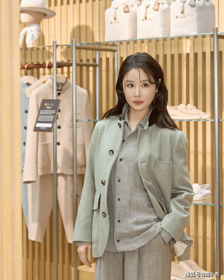 49岁林心如增肥后美得更高级，穿西装+阔腿裤好高级，差点认不出