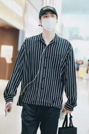 EXO的吴世勋时尚帅气，idol的阳光穿搭