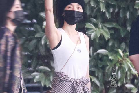 杨幂辣妹出街，高马尾甩出夏日风尚，网友：这穿搭我能学一年！