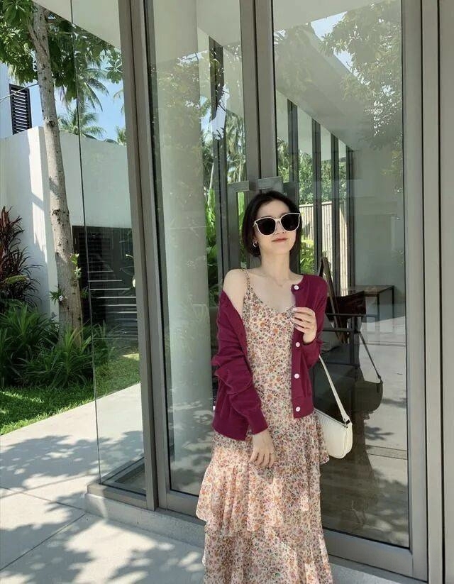 初秋应该多备些针织衫，不管是搭配什么下装都显气质又时髦