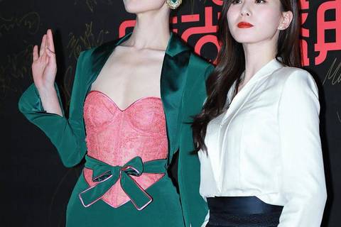 刘诗诗优雅VS倪妮帅气：封面造型里的时尚对决