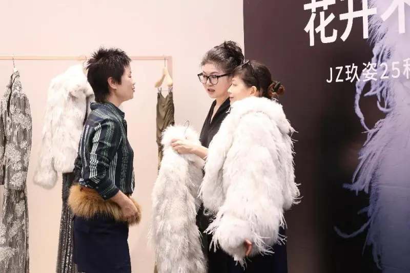 国际毛皮协会IFF与JZ玖姿携手，沪上首发纽约时装周秀款，定义下一季优雅力量